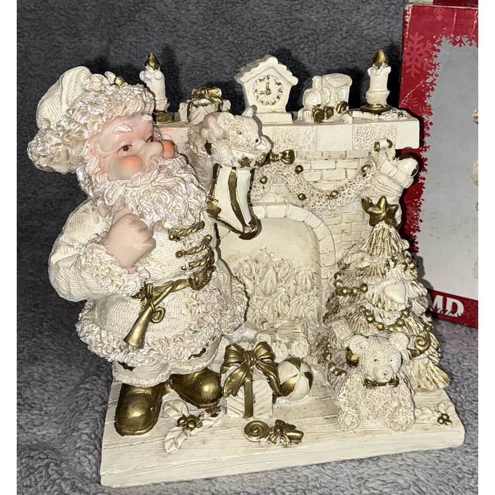 TMD DESIGNS SANTA By‎ the Fire Filling Stocking FIGURINE. 2000 #29004 White Gold